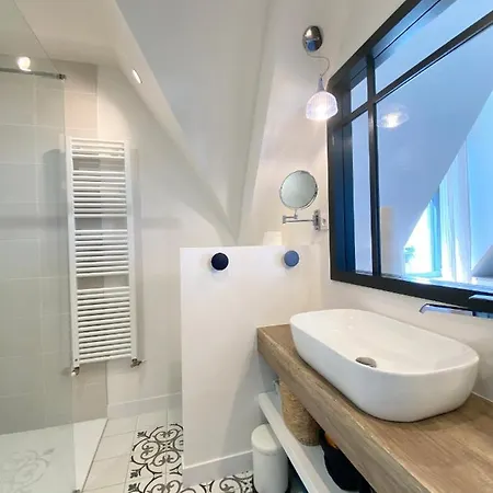 Villa Superbe Vue Sur Mer, Corniche De La *